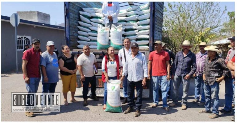Para impulsar el sector agrícola, el gobierno municipal de Nocupétaro entrega de fertilizante