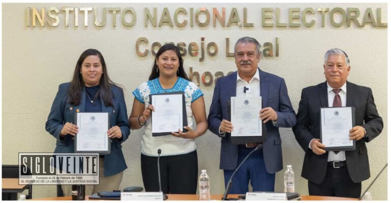 Raúl Morón Orozco recibe constancia que lo acredita como senador electo por Michoacán