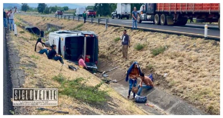 Volcadura de camioneta de turismo en autopista México-Guadalajara cerca del municipio de Tarímbaro deja cinco muertos y ocho heridos