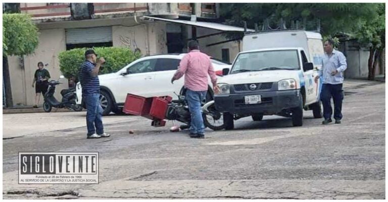 Accidente automovilístico entre camioneta de Telmex y motociclista en Ciudad Altamirano, deja daños materiales