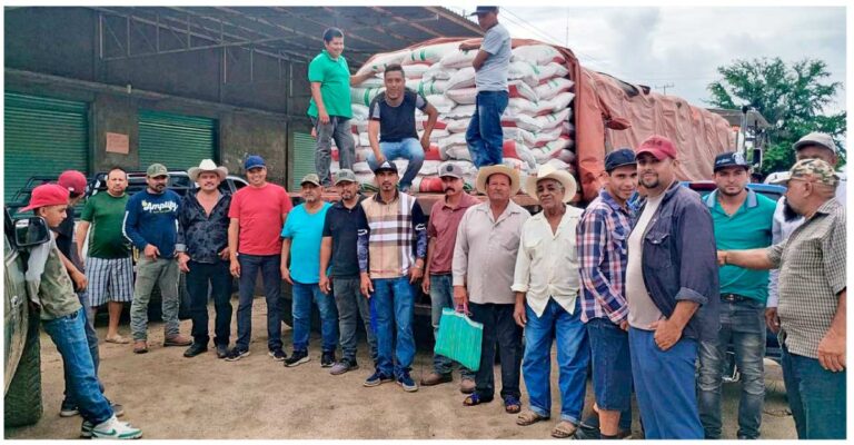 Ayuntamiento de Nocupétaro entrega fertilizante químico a productores agrícolas