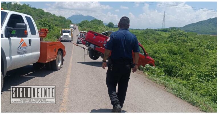 Camioneta se sale del libramiento de Huetamo, el conductor manejaba en estado de ebriedad