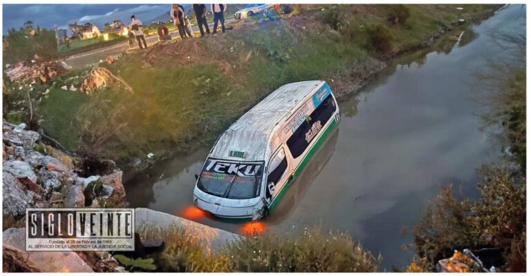 Combi de la Ruta Verde cae en canal de aguas negras en Morelia; conductor se da a la fuga