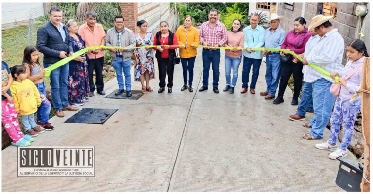 El alcalde Cornelio Ríos entrega a los beneficiarios la pavimentación de importante calle en la comunidad de Enandio