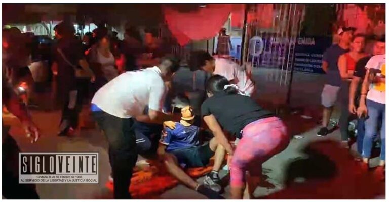 En Ciudad Altamirano, choque entre moto y automóvil deja dos heridos, uno de gravedad