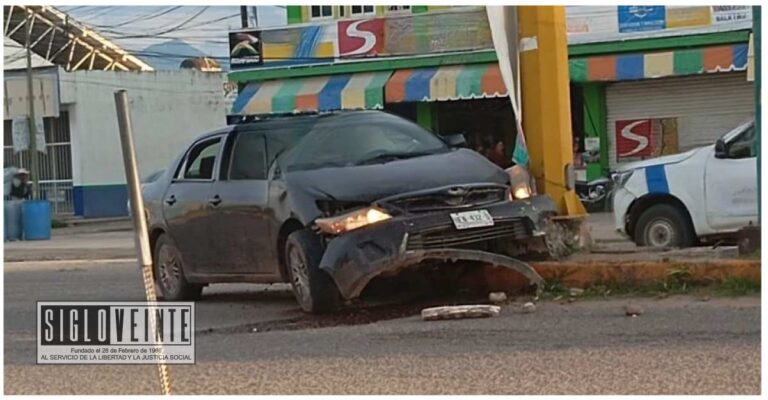 En Ciudad Altamirano, un vehículo se impacta contra la guarnición y poste ubicado en camellón central
