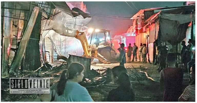 Explosión de pirotecnia originada por un corto circuito, la posible causa de incendio en locales del centro de Huetamo