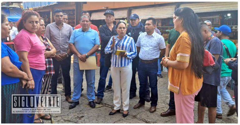 La síndico de Huetamo se reúne con comerciantes afectados por incendio en el centro, compromete apoyo del gobierno municipal