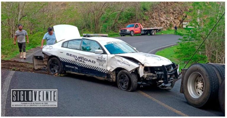 Volcadura de patrulla en Nocupétaro deja un policía lesionado