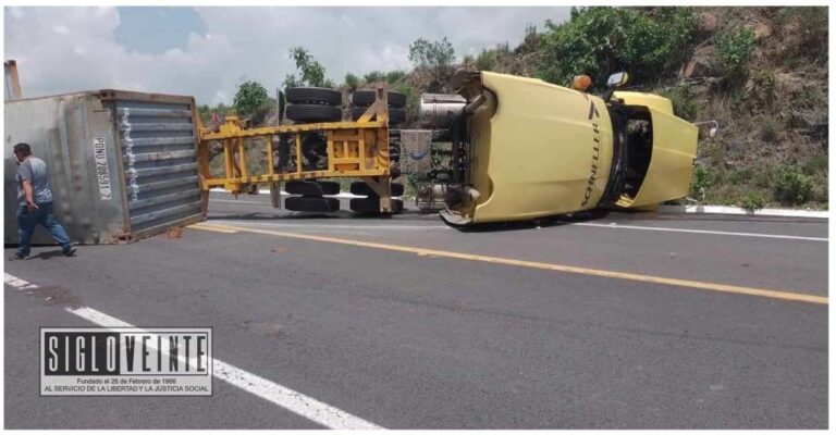 Volcadura de tractocamión en la autopista Pátzcuaro-Cuitzeo deja solo daños materiales