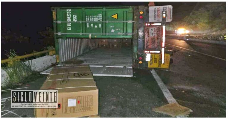 Volcadura de trailer en la Autopista Siglo 21 deja daños materiales y rapiña de motocicletas Italika