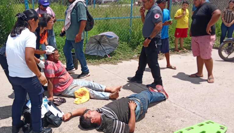 Choca Tsuru y moto frente a las instalaciones de la CFE en Huetamo