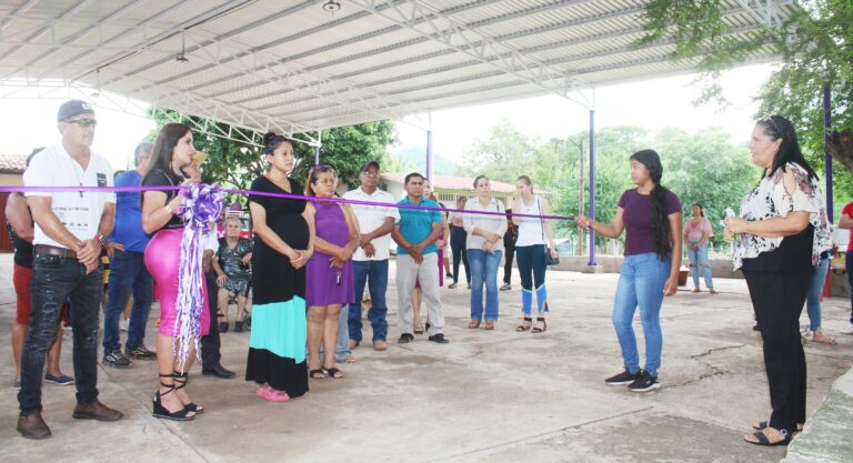 Catalina Pérez Negrón entrega techo elevado en escuela primaria del municipio de Tiquicheo