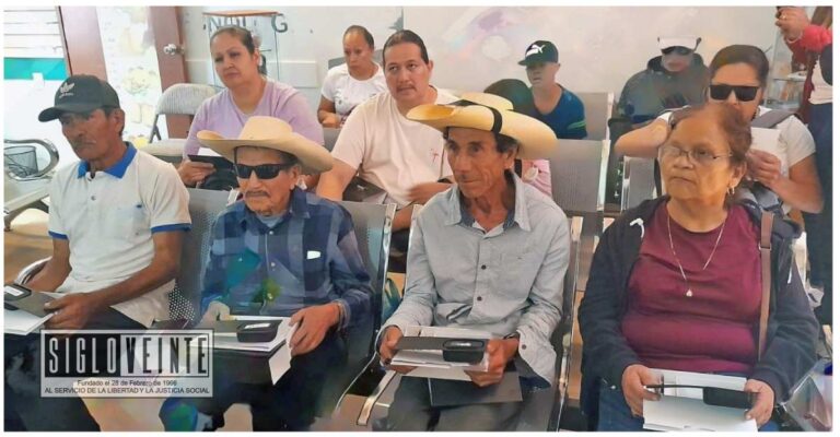 Ayuntamiento y DIF Municipal de Nocupétaro entregan aparatos auditivos a adultos mayores