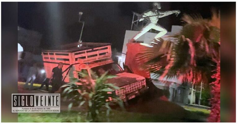 Camioneta se impacta en la glorieta de la tenencia de Riva Palacio, el conductor resulta ileso