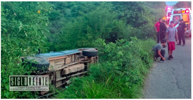 Camioneta se vuelca al esquivar una moto en el Libramiento Batallón de Huetamo, no hay lesionados