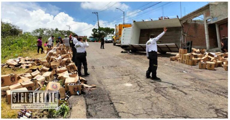 Cerveza regada y saldo blanco tras volcadura de camión cervecero en Morelia