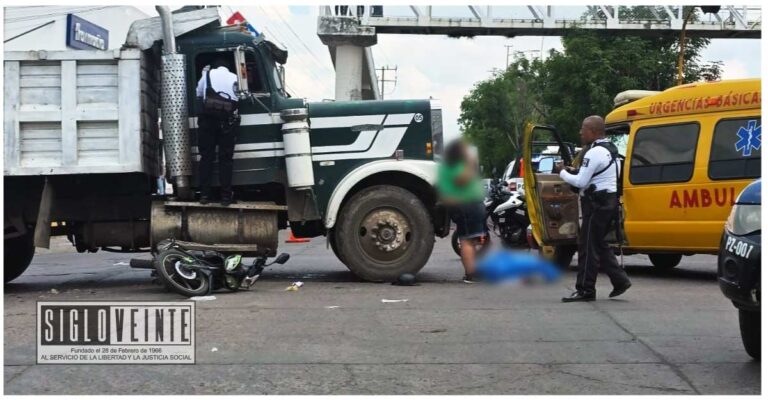 En Zamora, menor de edad muere y dos mujeres resultan heridas al chocar volteo con moto