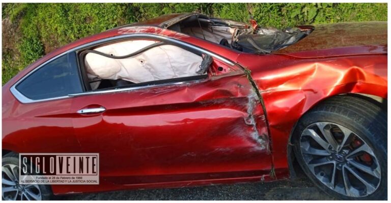 Ocurre accidente vehicular en la carretera Zitácuaro-Tuzantla; sin lesionados, solo daños materiales