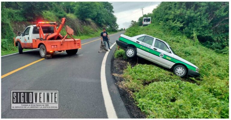 Taxi se sale de la carretera Huetamo-San Lucas, no hay lesionados