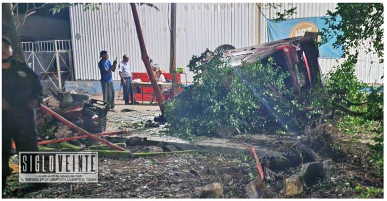 Volcadura de automóvil en el Boulevard Ciudad Altamirano-Coyuca de Catalán deja un lesionado
