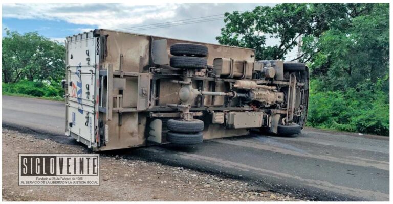 Vuelca camión repartidor de leche en la carretera Huetamo-San Lucas, no hay heridos graves