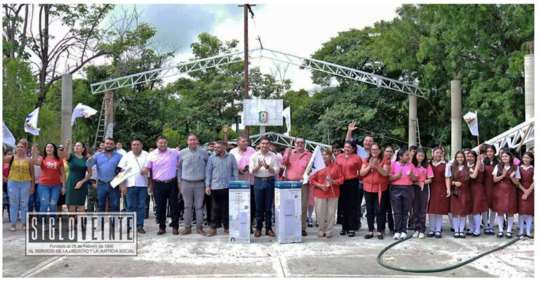 Alcalde de Huetamo da comienzo a la construcción de una techumbre en la Escuela Secundaria de Comburindio