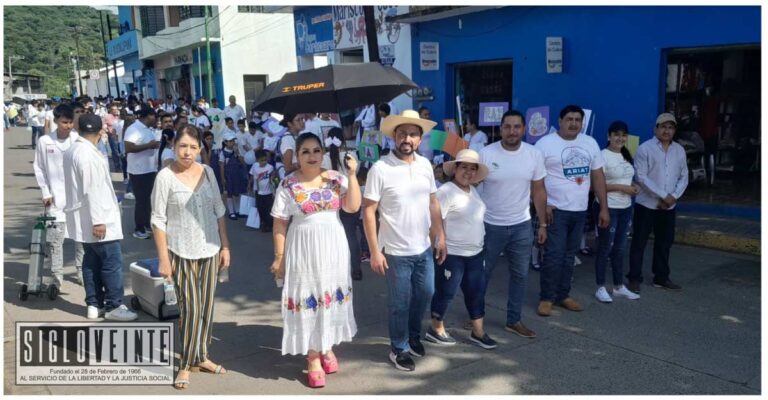 Carácuaro se une en un desfile por la paz encabezado por el presidente municipal