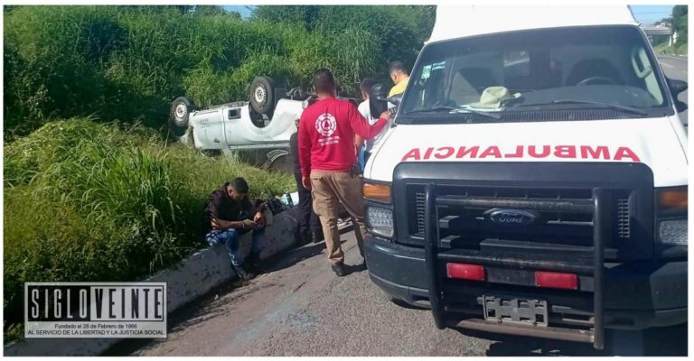 Carroza funeraria se vuelca sin dejar heridos, trasladaba a un difunto y a sus deudos hacia la ciudad de Apatzingán