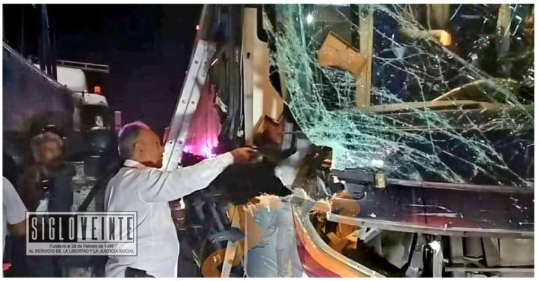 Choque de autobús Parhikuni y camión en la autopista Pátzcuaro-Uruapan deja 12 personas lesionadas