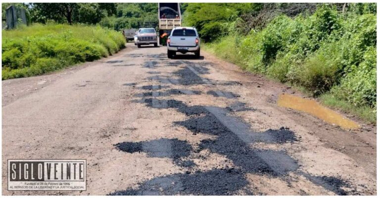 El alcalde de Tuzantla inicia campaña de bacheo en la carretera federal ante el abandono de la SCT