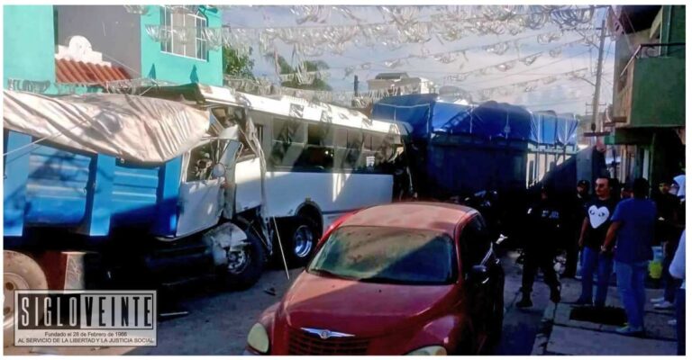En La Piedad, un accidente vehicular deja dos muertos y múltiples daños