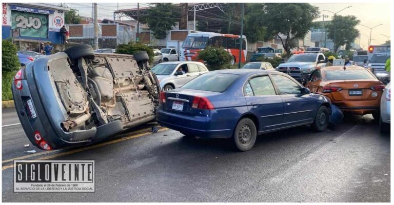 En la Avenida Madero Poniente de Morelia chocan 4 vehículos y 10 personas resultan lesionadas
