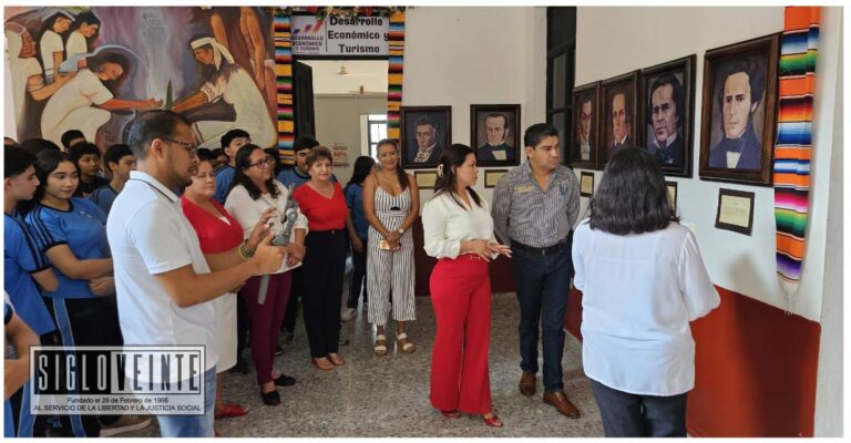 Inauguran exposición fotográfica Gobernadores del Estado de Michoacán en Huetamo
