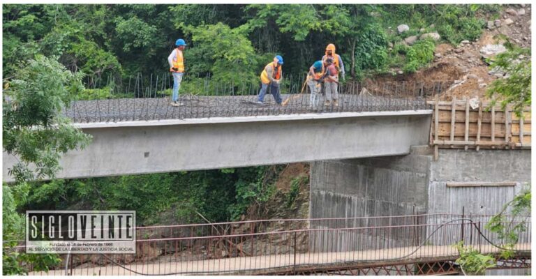 Informa el alcalde de Nocupétaro que el puente en la comunidad de Las Huertas está a punto de ser finalizado