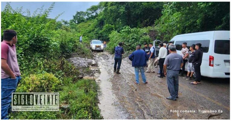 Liberan parcialmente la carretera Tzitzio-El Limón de Papatzindán tras derrumbe provocado por las lluvias