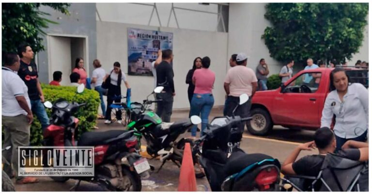 Maestros bloquean sede regional del gobierno de Michoacán en Huetamo para exigir que se cumplan sus demandas