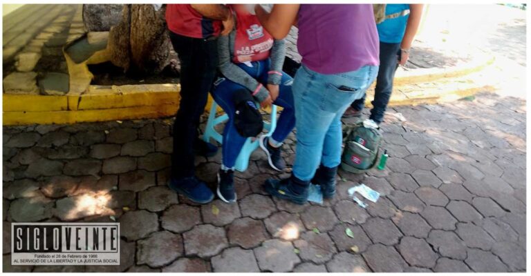 Una joven motociclista es atropellada por taxi, el ruletero se dio a la fuga