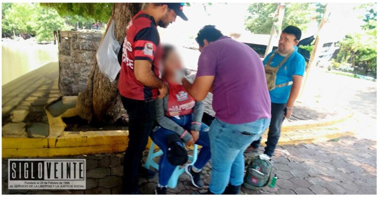 Una joven motociclista es atropellada por taxi, el ruletero se dio a la ...