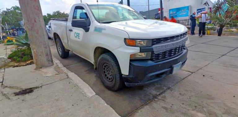 Sujetos armados roban camioneta de la CFE en la carretera Uruapan–Carapan