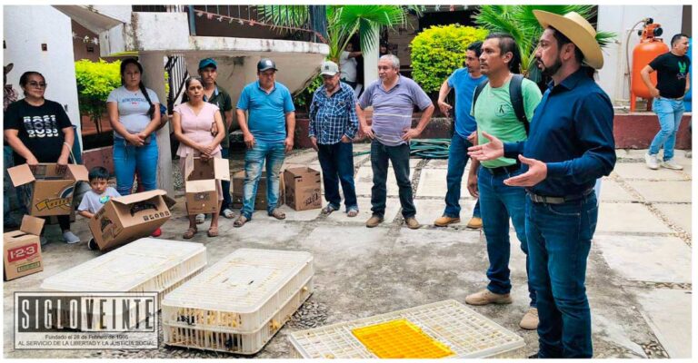 Alcalde de Carácuaro refuerza la seguridad alimentaria con entrega de aves de corral a las familias