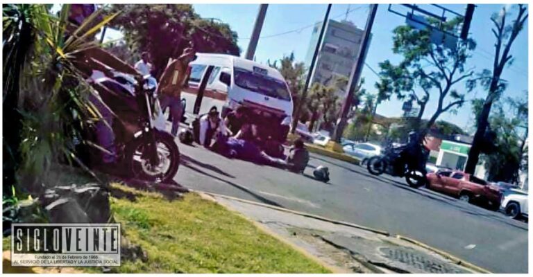 Aparatoso choque entre moto y combi de la Ruta Roja deja dos lesionados en Morelia