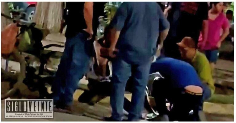 Chocan moto y bici en el centro de Apatzingán deja a dos personas lesionadas de gravedad