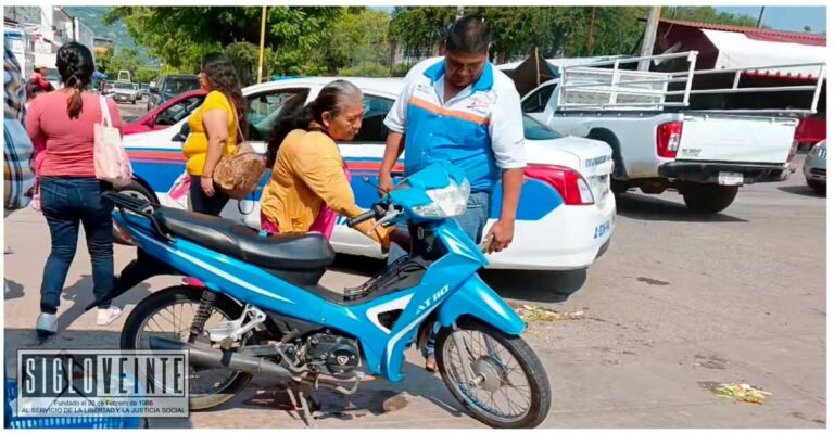 Choque entre taxi y motocicleta en el centro de Ciudad Altamirano deja solo daños materiales