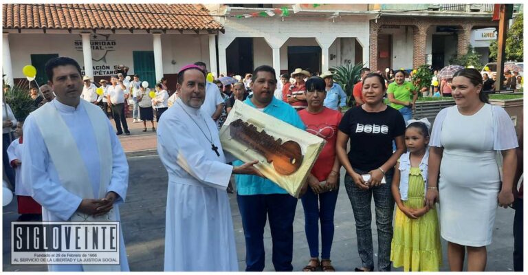 El gobierno municipal de Nocupétaro y comunidad reciben, al Obispo de Tacámbaro durante su visita pastoral