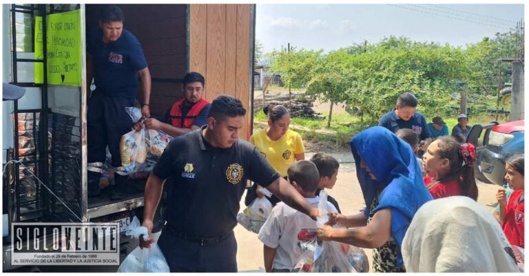 En Huetamo, Bomberos de Zitácuaro entregan ayuda a damnificados por huracán John