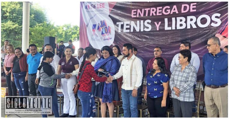 Encabeza el alcalde Hever Tentory la entrega de calzado y libros escolares en dentro del programa «Jalo a Estudiar»