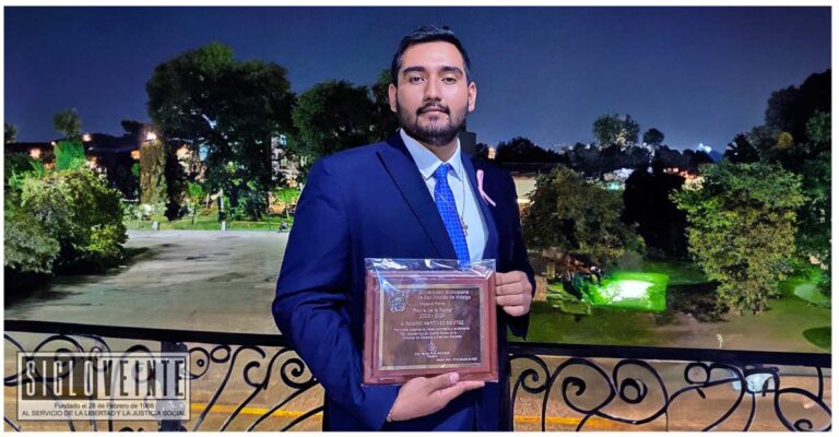 Estudiante de Huetamo recibe el Premio Padre de la Patria, máximo galardón que entrega la Universidad Michoacana
