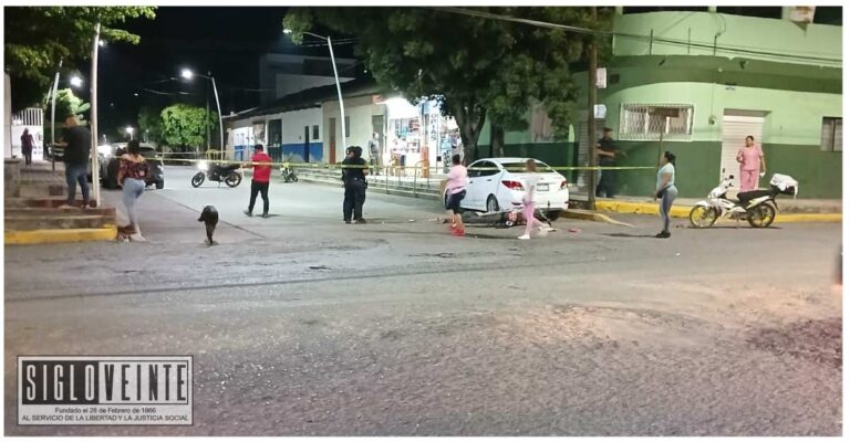Fallece un hombre y otro resulta herido tras choque entre motocicleta y camioneta en la colonia de Apatzingán