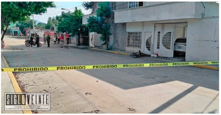 Fatal choque en Huetamo, joven fallece al colisionar en su motocicleta con una casa